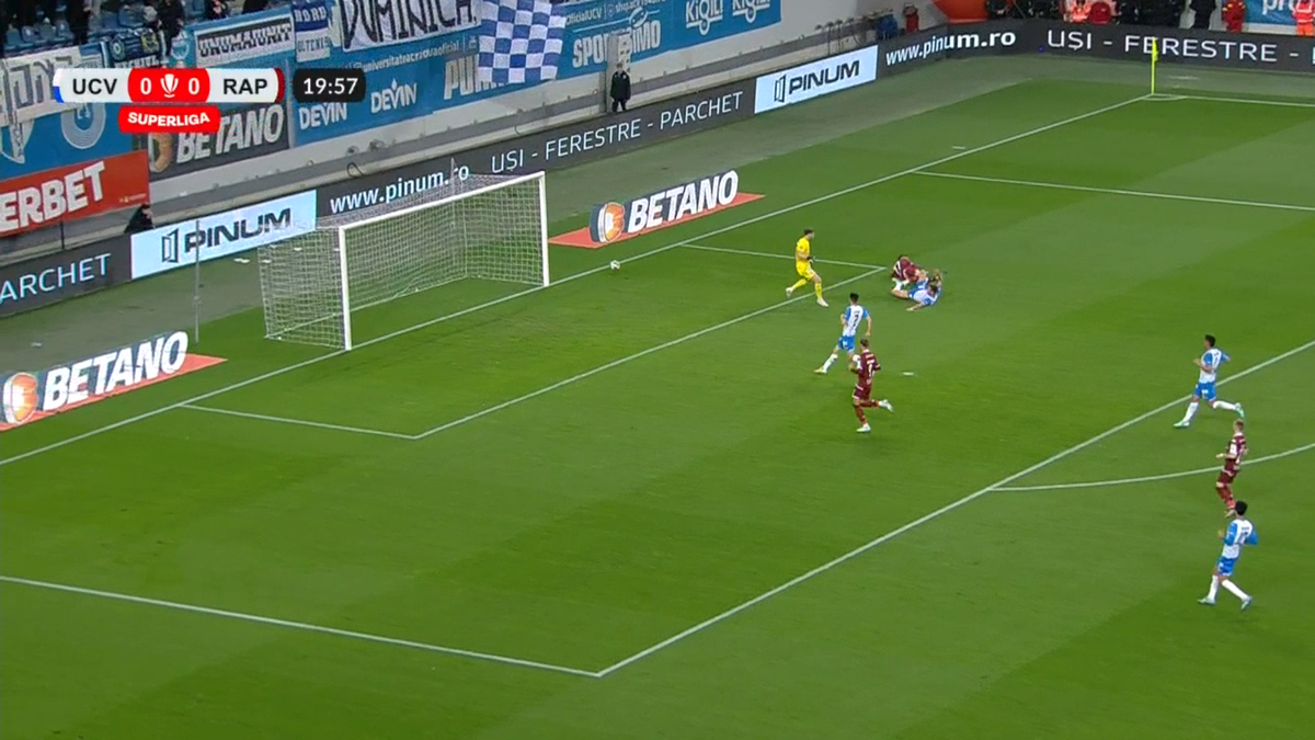 Două penalty-uri refuzate Rapidului la Craiova » Crăciunescu s-a pronunțat: „Îl împinge în careu”