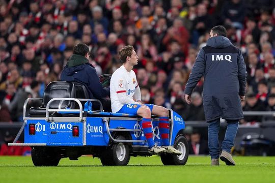 Frenkie de Jong, scos pe targă în Athletic Bilbao - Barcelona / Foto: Getty Images
