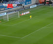 primul penalty pe care Rapid ar fi trebuit să-l primească la Craiova, foto: captură de ecran Orange Sport