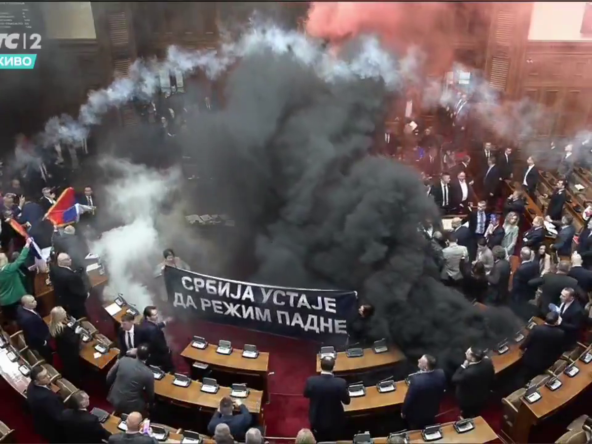 Haos în parlamentul Serbiei