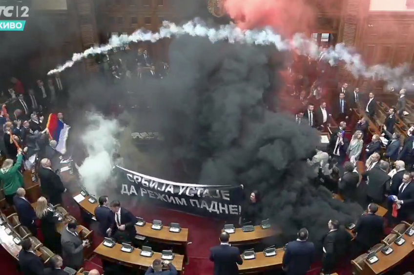 Haos în parlamentul Serbiei, s-au încăierat precum ultrașii pe stadioane