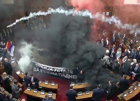 Mai rău decât în peluze! Scene șocante în parlamentul Serbiei, unde s-a aruncat cu petarde și fumigene, iar o deputată a făcut atac cerebral