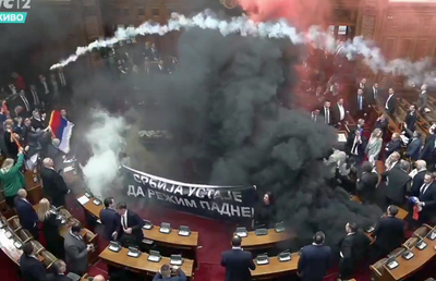 Mai rău decât în peluze! Scene șocante în parlamentul Serbiei, unde s-a aruncat cu petarde și fumigene, iar o deputată a făcut atac cerebral