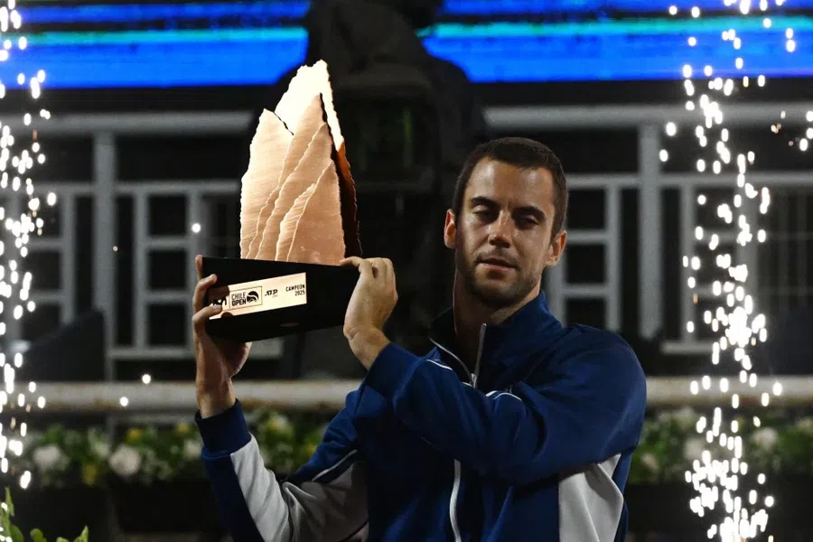 Laslo Djere, după câștigarea trofeului de la Santiago. FOTO: Rodrigo ARANGUA / AFP / Profimedia „Am crezut că sfârșitul carierei mele e aproape!” » Mărturisiri emoționante ale tenismenului din top 100 ATP