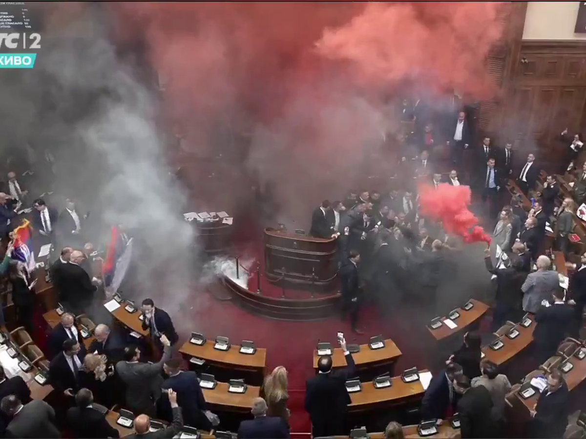 Haos în parlamentul Serbiei