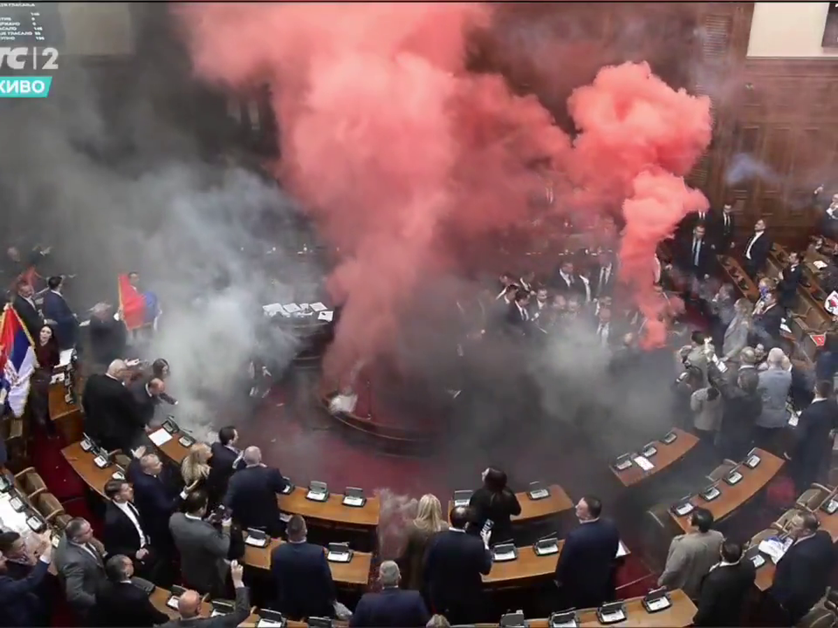 Mai rău decât în peluze! Scene șocante în parlamentul Serbiei, unde s-a aruncat cu petarde și fumigene, iar o deputată a făcut atac cerebral