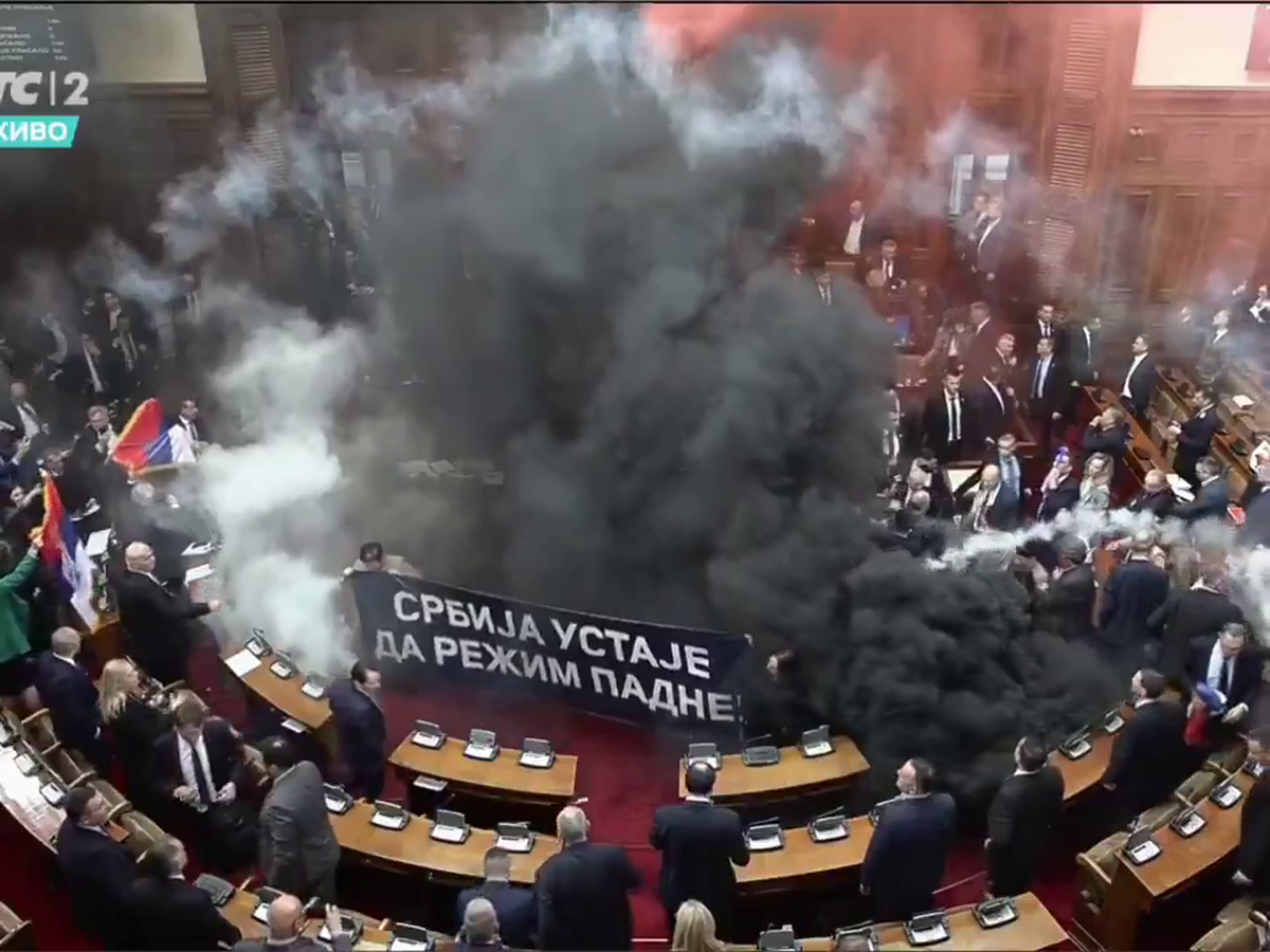 Mai rău decât în peluze! Scene șocante în parlamentul Serbiei, unde s-a aruncat cu petarde și fumigene, iar o deputată a făcut atac cerebral