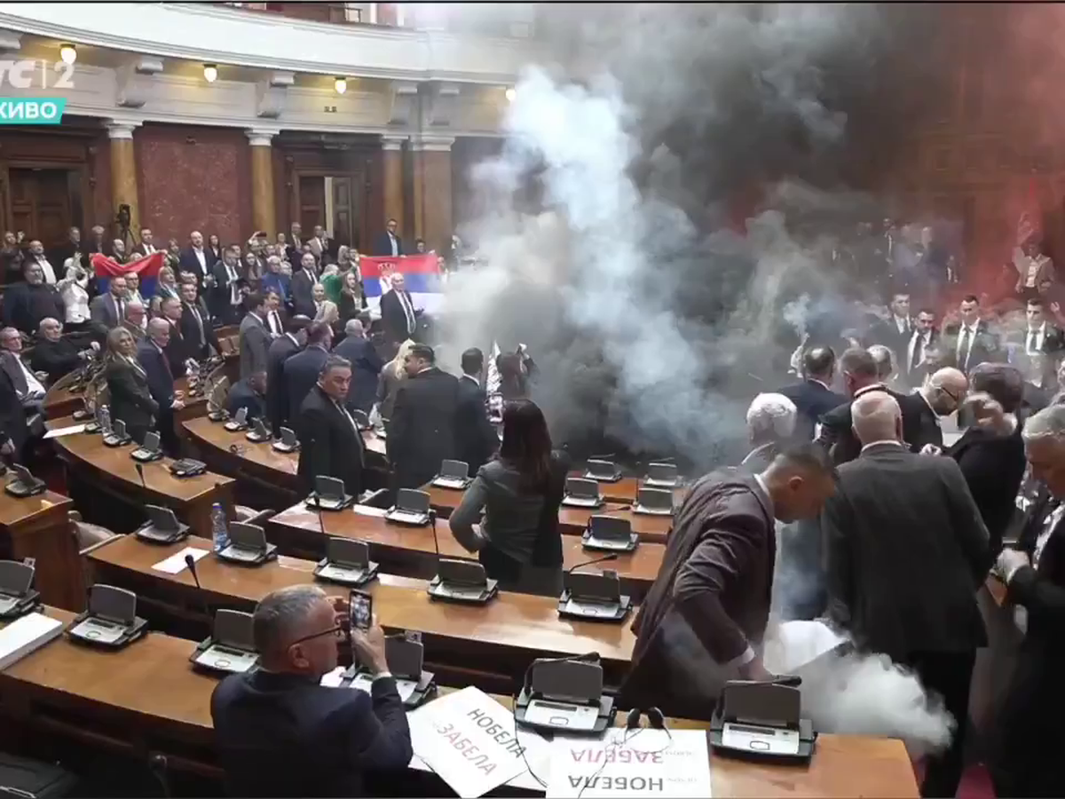 Mai rău decât în peluze! Scene șocante în parlamentul Serbiei, unde s-a aruncat cu petarde și fumigene, iar o deputată a făcut atac cerebral