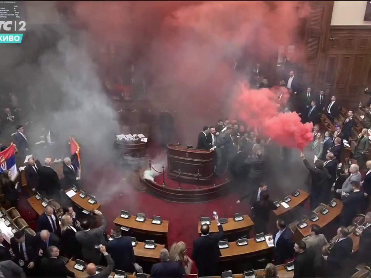 Haos în parlamentul Serbiei