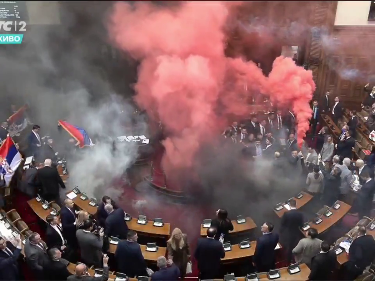 Mai rău decât în peluze! Scene șocante în parlamentul Serbiei, unde s-a aruncat cu petarde și fumigene, iar o deputată a făcut atac cerebral
