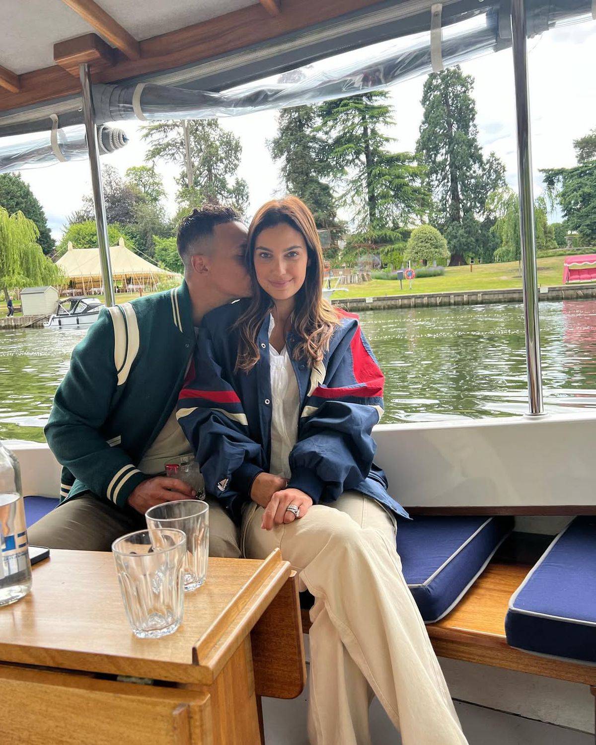 L-a părăsit și soția! Încă o lovitură pentru fostul internațional devenit analist TV, care le trimitea mesaje deocheate colegelor