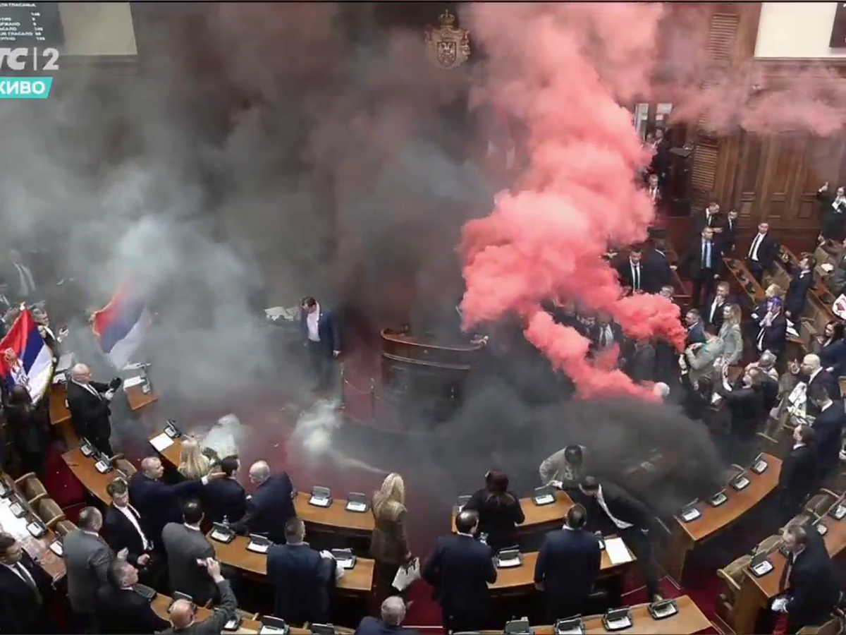 Haos în parlamentul Serbiei