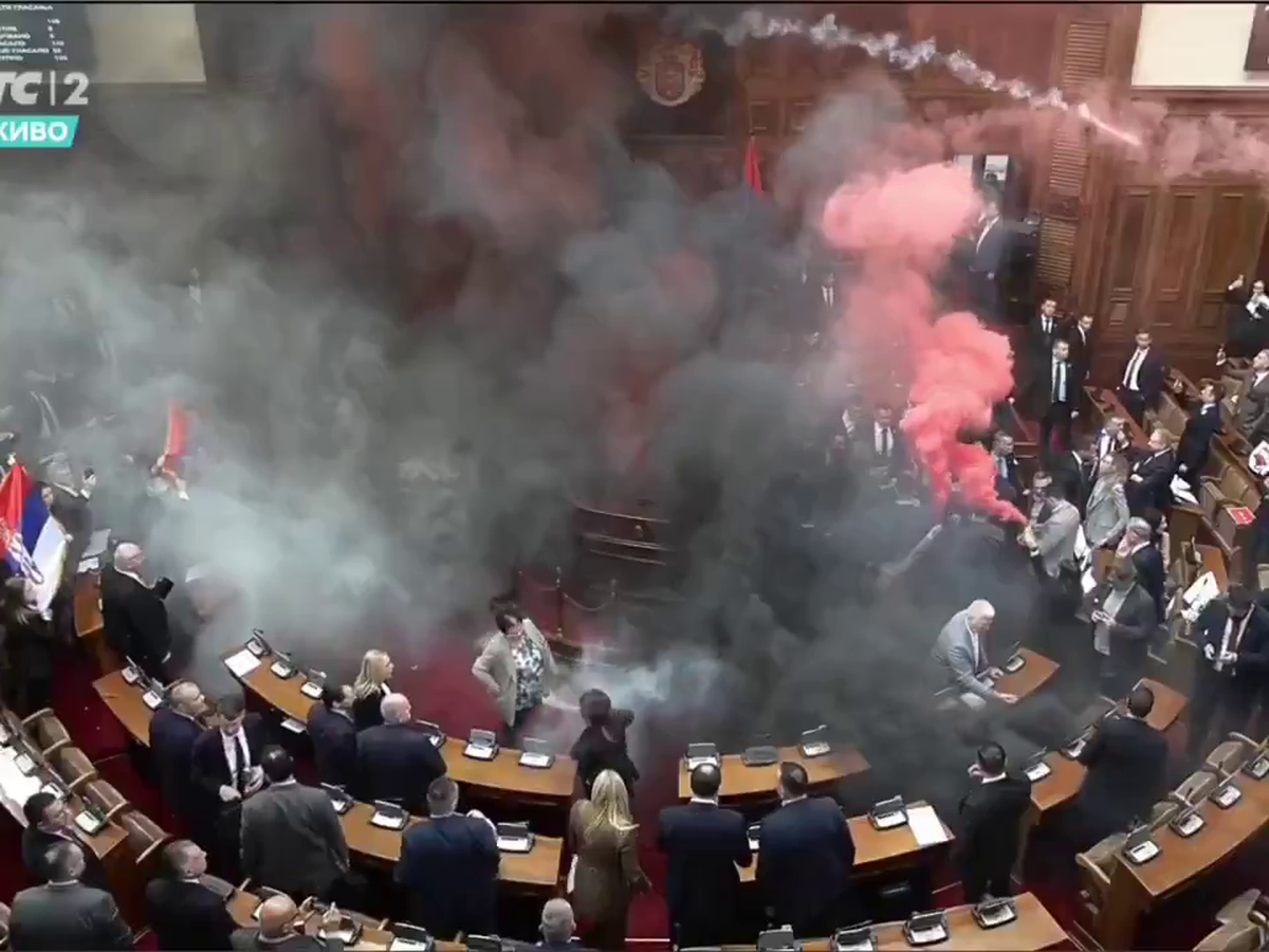 Haos în parlamentul Serbiei