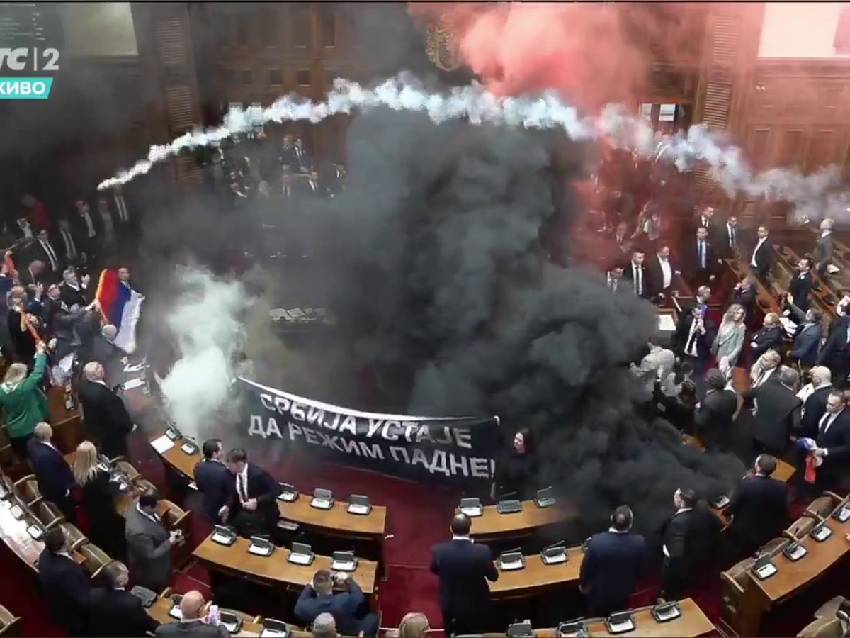 Haos în parlamentul Serbiei
