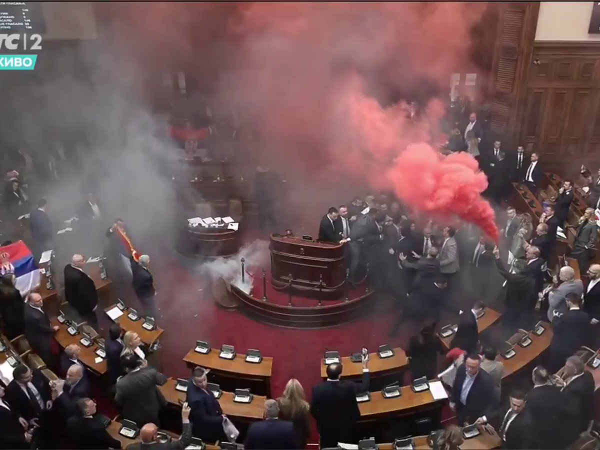 Mai rău decât în peluze! Scene șocante în parlamentul Serbiei, unde s-a aruncat cu petarde și fumigene, iar o deputată a făcut atac cerebral