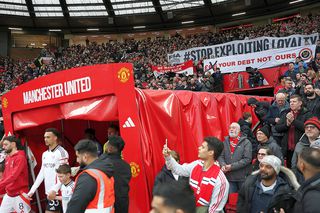 Suporterii lui Manchester United vor fi îmbrăcați în negru contra lui Arsenal: „Sir Matt Busby s-ar răscoli în mormânt”