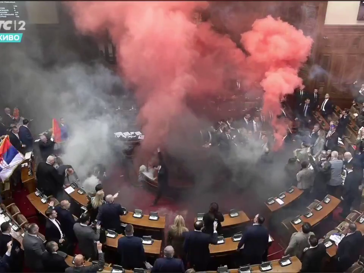 Haos în parlamentul Serbiei