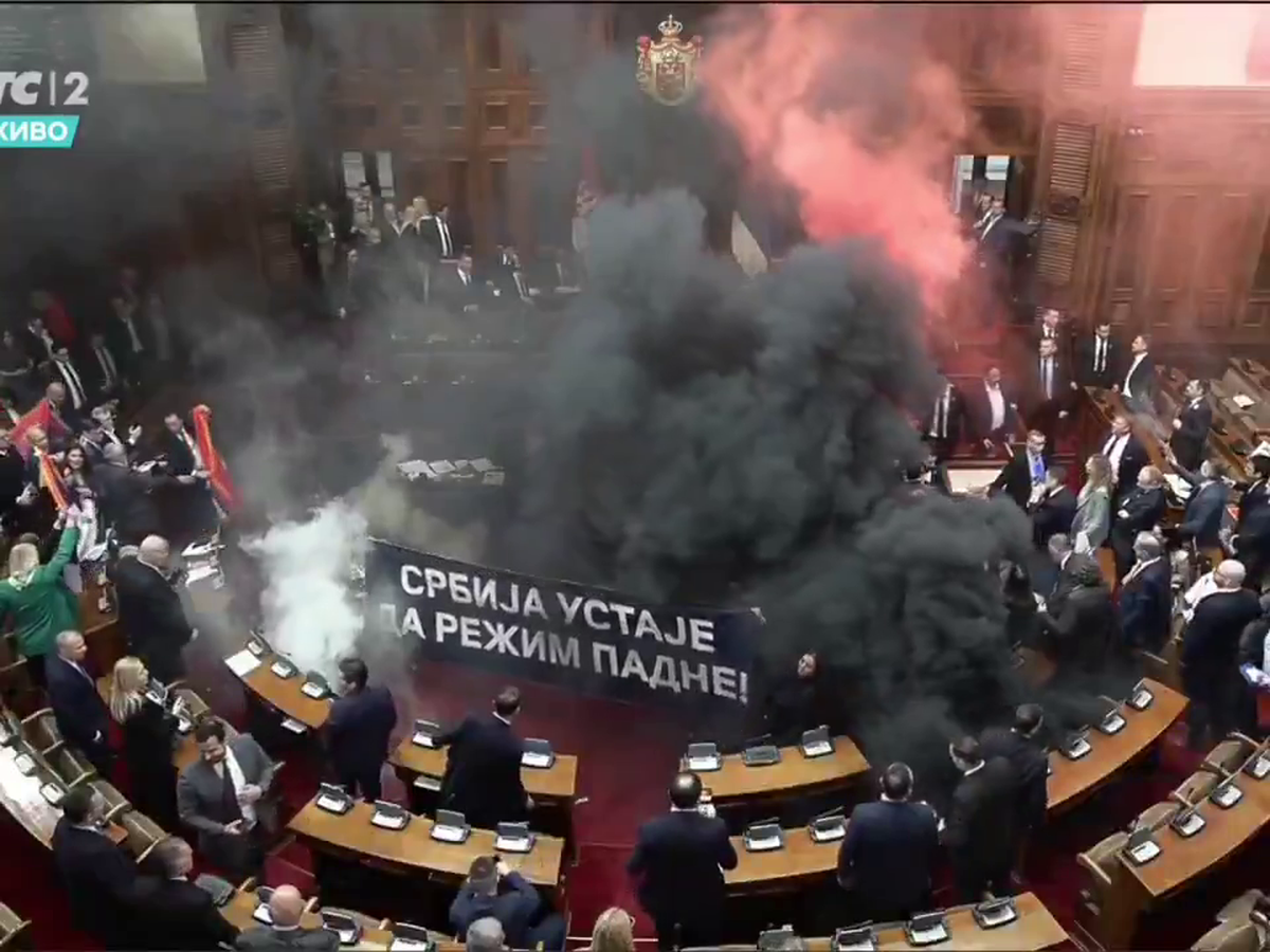 Mai rău decât în peluze! Scene șocante în parlamentul Serbiei, unde s-a aruncat cu petarde și fumigene, iar o deputată a făcut atac cerebral