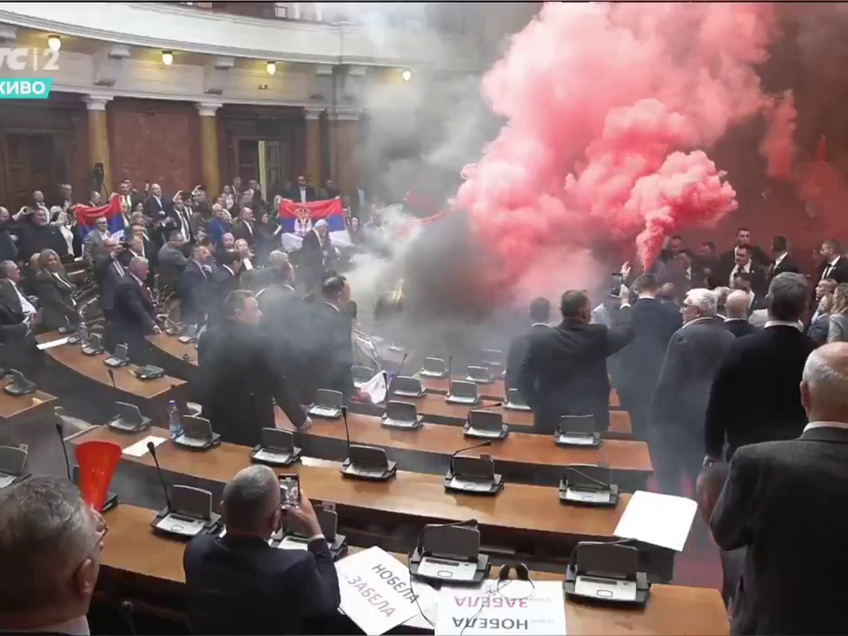 Haos în parlamentul Serbiei