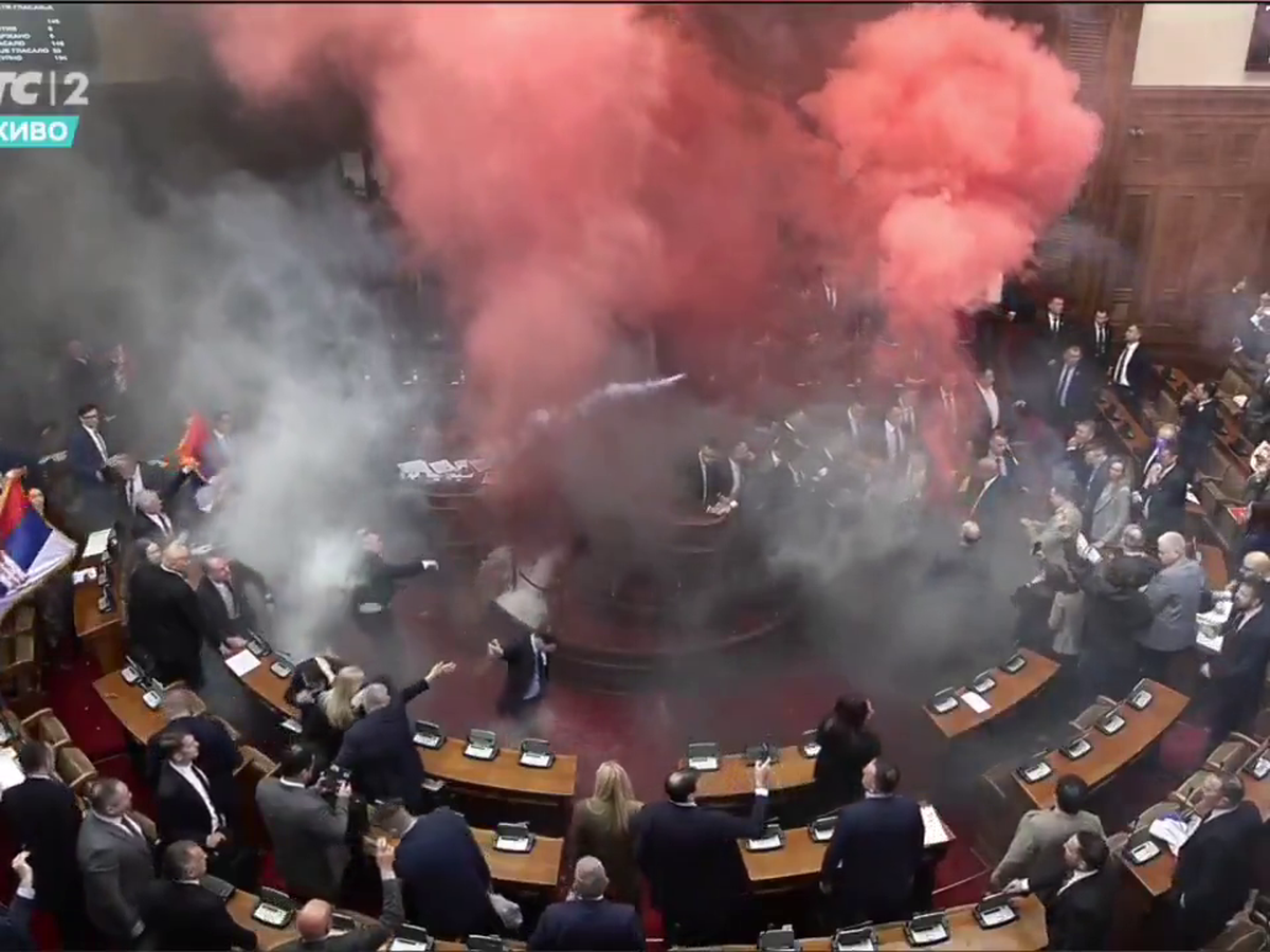 Mai rău decât în peluze! Scene șocante în parlamentul Serbiei, unde s-a aruncat cu petarde și fumigene, iar o deputată a făcut atac cerebral