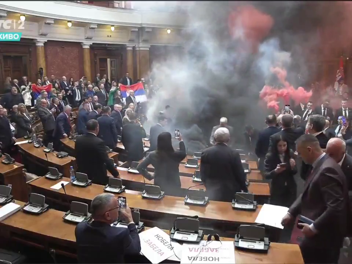 Mai rău decât în peluze! Scene șocante în parlamentul Serbiei, unde s-a aruncat cu petarde și fumigene, iar o deputată a făcut atac cerebral