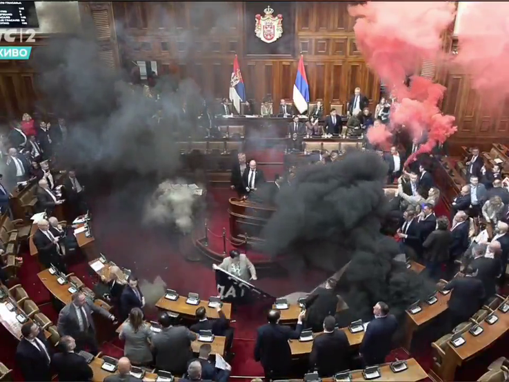 Haos în parlamentul Serbiei