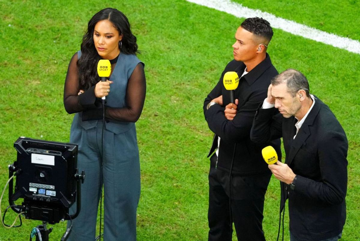 L-a părăsit și soția! Încă o lovitură pentru fostul internațional devenit analist TV, care le trimitea mesaje deocheate colegelor