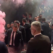 Haos în parlamentul Serbiei