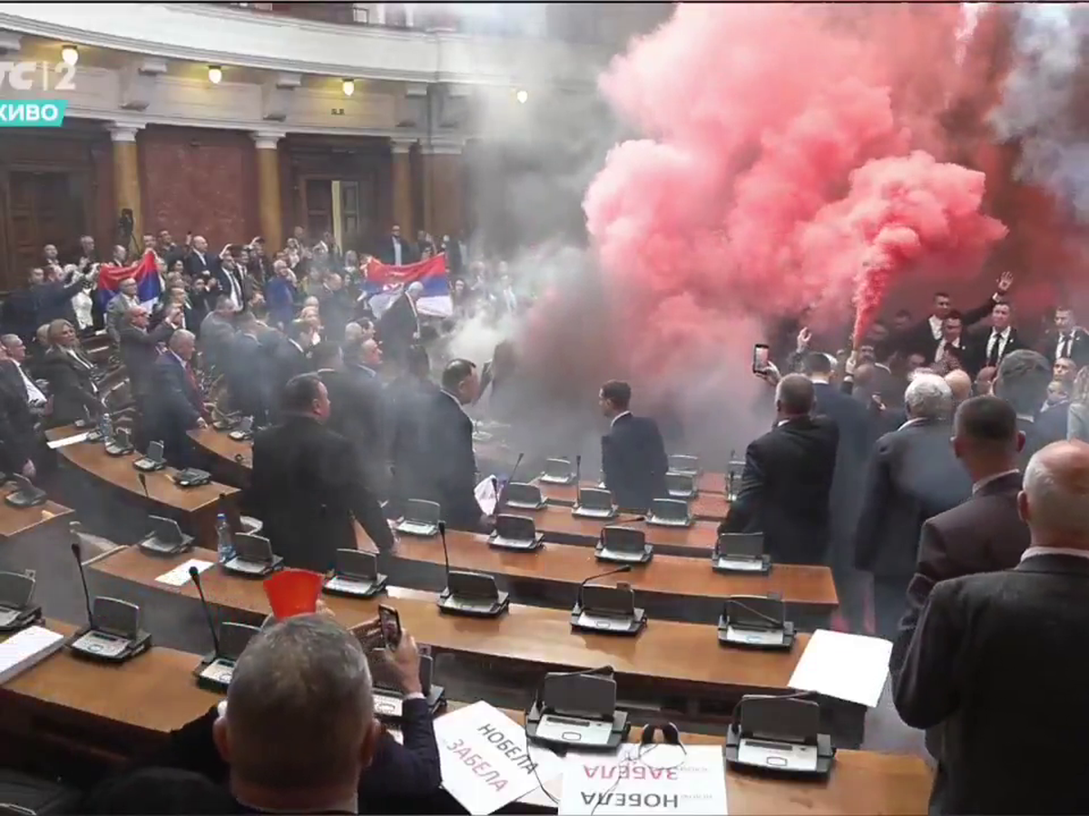 Haos în parlamentul Serbiei