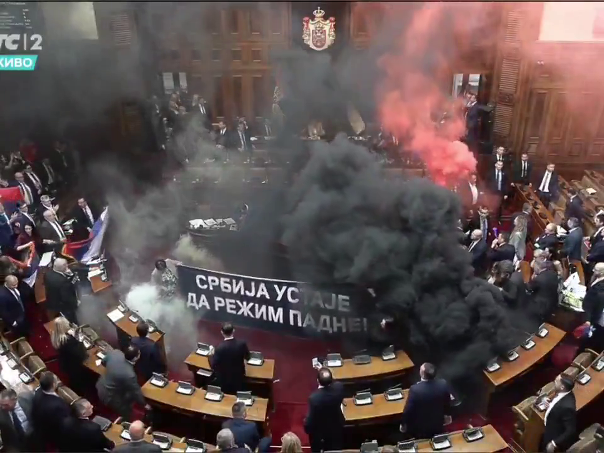 Mai rău decât în peluze! Scene șocante în parlamentul Serbiei, unde s-a aruncat cu petarde și fumigene, iar o deputată a făcut atac cerebral