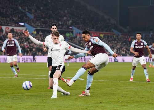 Conor Bradley, în tricou alb, în duel cu Ramsey de la Aston Villa / Foto: Imago