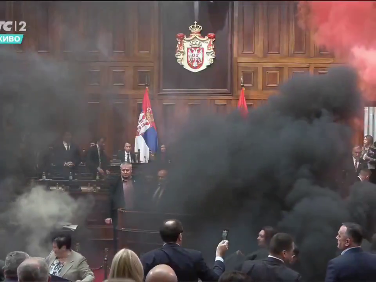 Haos în parlamentul Serbiei