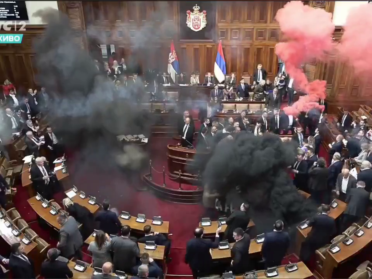Haos în parlamentul Serbiei