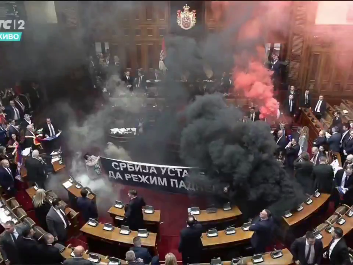 Haos în parlamentul Serbiei