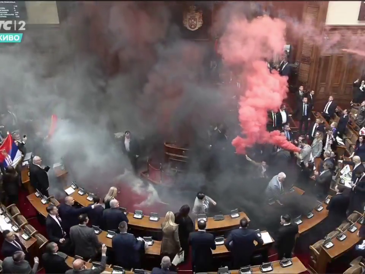 Mai rău decât în peluze! Scene șocante în parlamentul Serbiei, unde s-a aruncat cu petarde și fumigene, iar o deputată a făcut atac cerebral