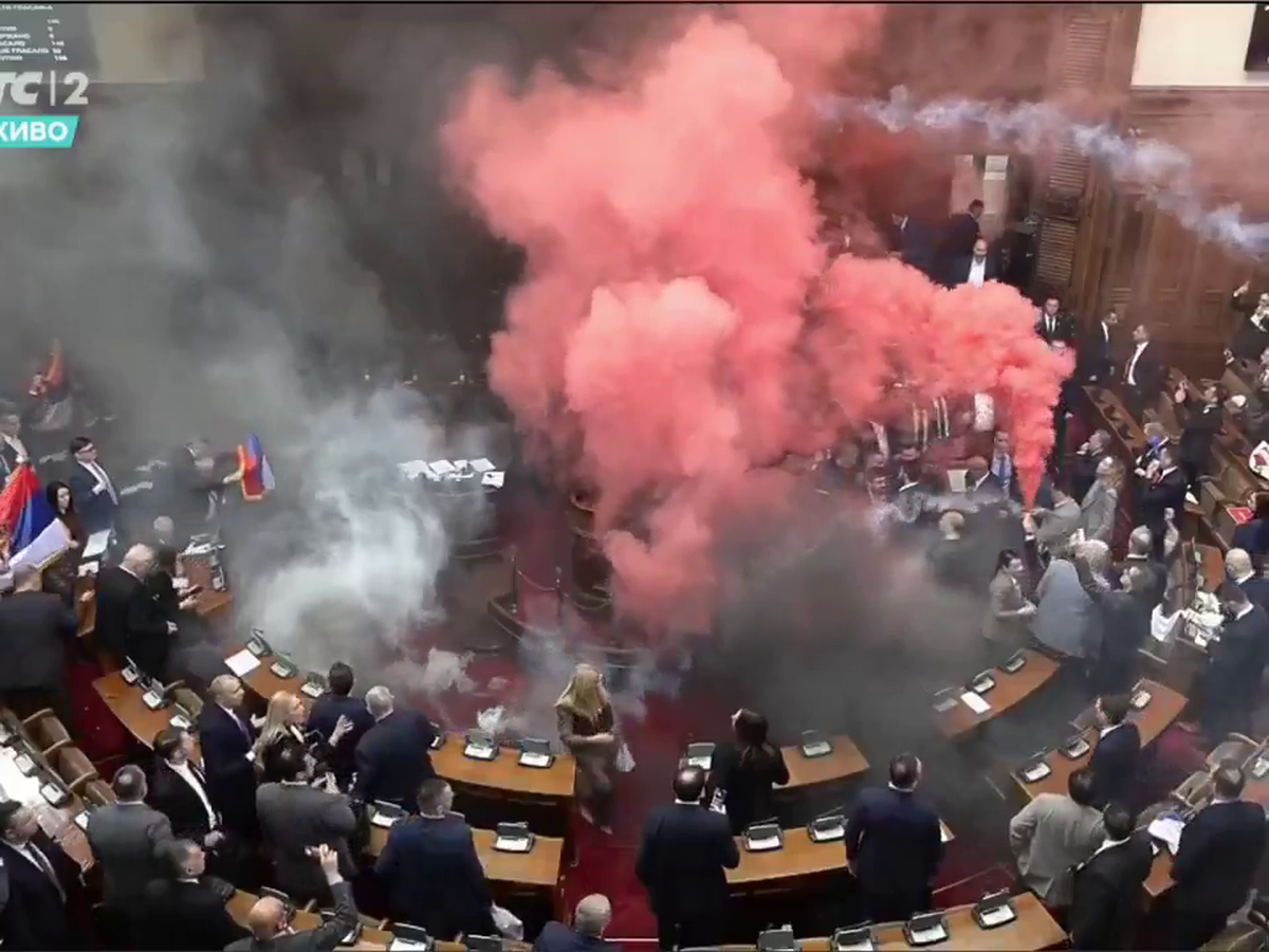 Mai rău decât în peluze! Scene șocante în parlamentul Serbiei, unde s-a aruncat cu petarde și fumigene, iar o deputată a făcut atac cerebral