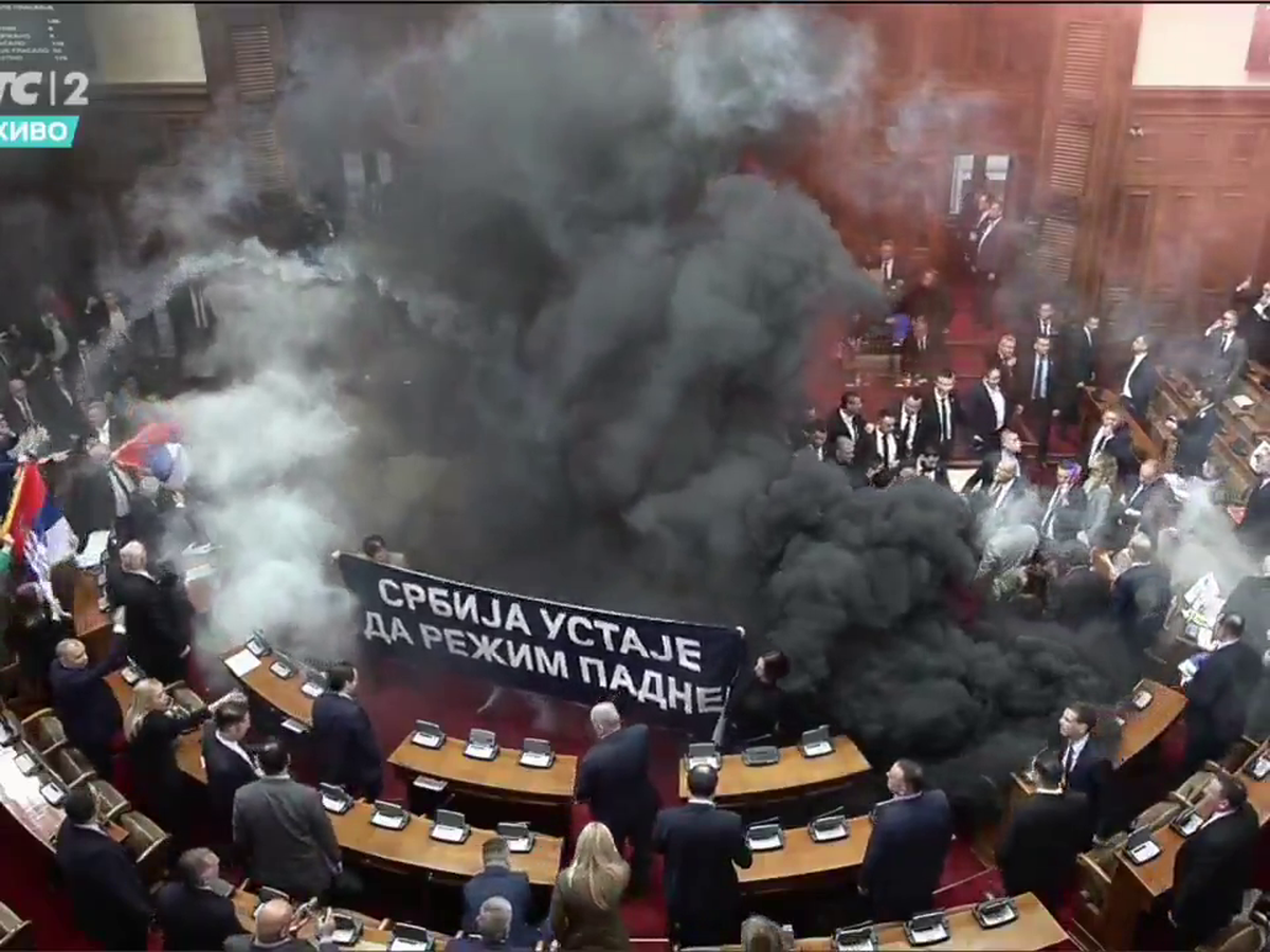Mai rău decât în peluze! Scene șocante în parlamentul Serbiei, unde s-a aruncat cu petarde și fumigene, iar o deputată a făcut atac cerebral