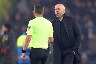 De asta a fost eliminat și amendat Arne Slot! Federația Engleză a dezvăluit ce le-ar fi strigat arbitrilor