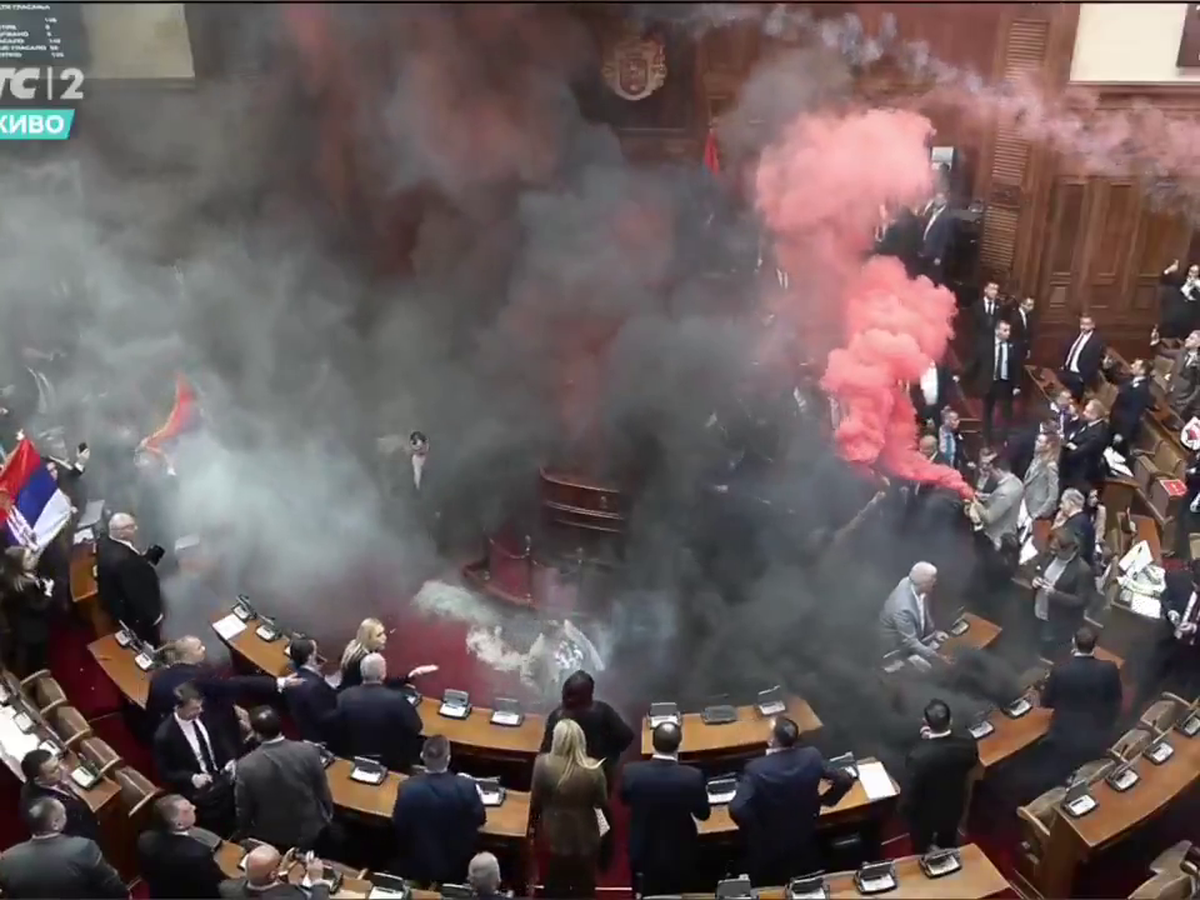 Haos în parlamentul Serbiei