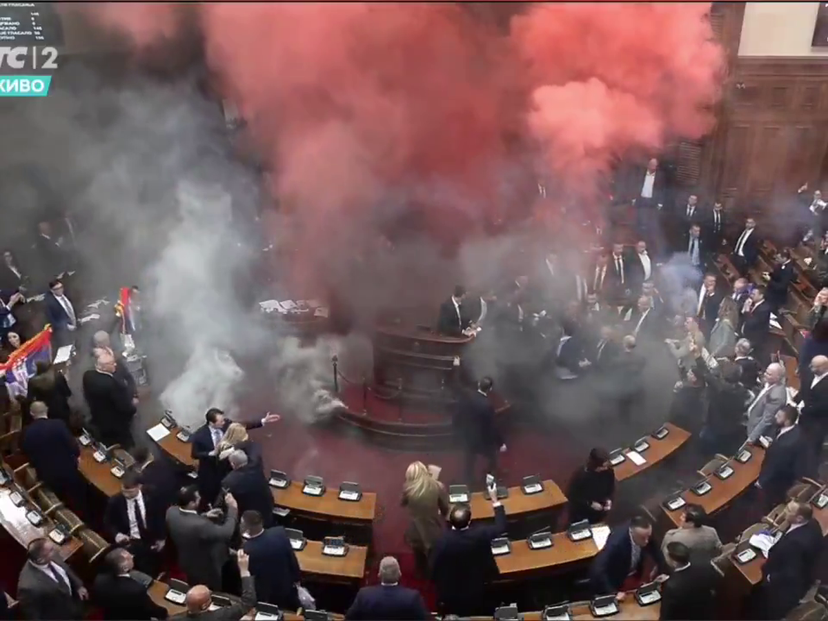 Haos în parlamentul Serbiei