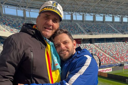 Bolocan alături de nea Gică, șeful galeriei celor de la FC Voluntari / foto: Instagram @bolocan_fotbal