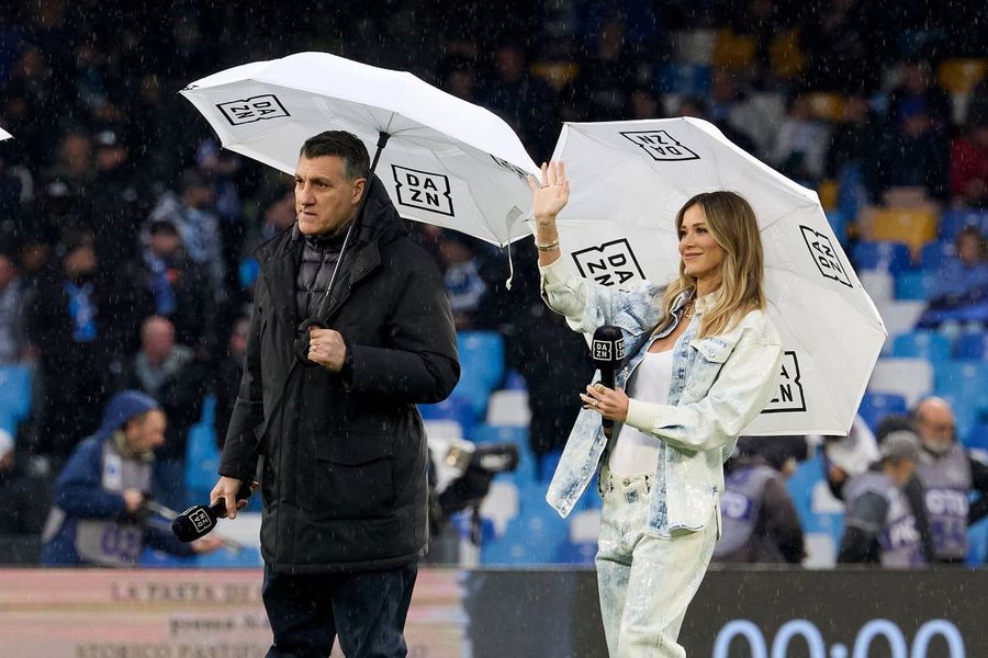 Meciurile transmise de DAZN din Serie A și comentate de la fața locului de Christian Vieri și Diletta Leotta nu mai aduc cluburilor italiene din drepturile TV decât a patra sumă din Europa / Foto: Imago Cristi Chivu l-a impresionat și pe marele Vieri: „Interul lui joacă de nota 9”