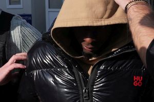 Kader Keita a fost adus cu cătușe la mâini la audieri » Imaginile momentului de la secția de la Udriște