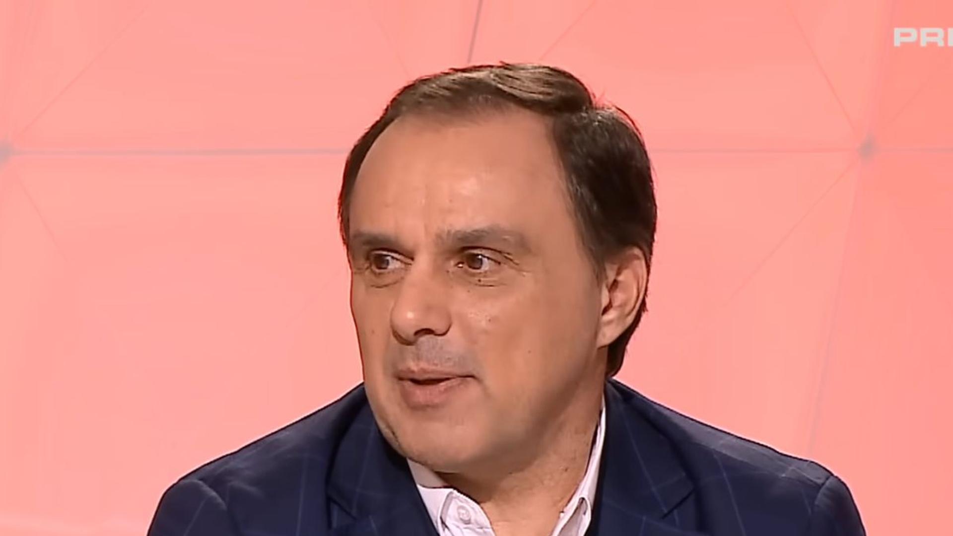 Basarab Panduru analizând primul 11 al echipei naționale România pentru barajul România Turcia, cu jucători în echipament oficial | sursa foto: Gazeta Sporturilor