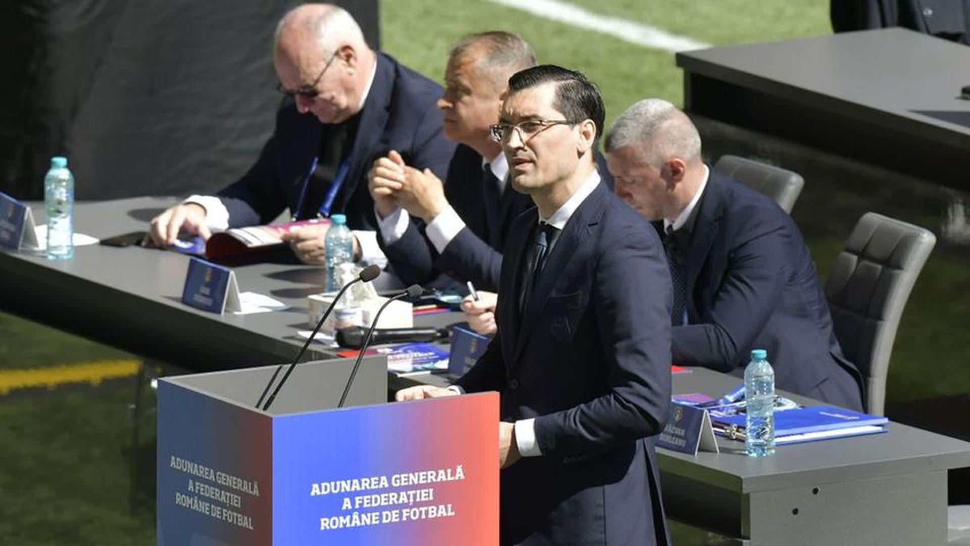 Cristian Petrean vorbind la o conferință de presă despre alegeri FRF pentru funcția de vicepreședinte FRF, în fața unui microfon. | sursa foto: Gazeta Sporturilor
