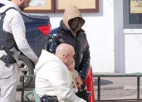 Kader Keita a fost adus cu cătușe la mâini la audieri » Imaginile momentului de la secția de la Udriște