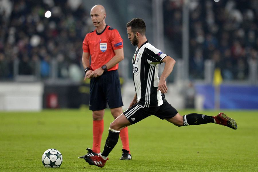 Miralem Pjanic a marcat 19 goluri din lovituri libere în Serie A la AS Roma și Juventus / Foto: Imago Fostul elev al lui Olăroiu, despre cât l-a costat cel mai scump cartonaș roșu: „Regula era fiecăruia un cadou!”
