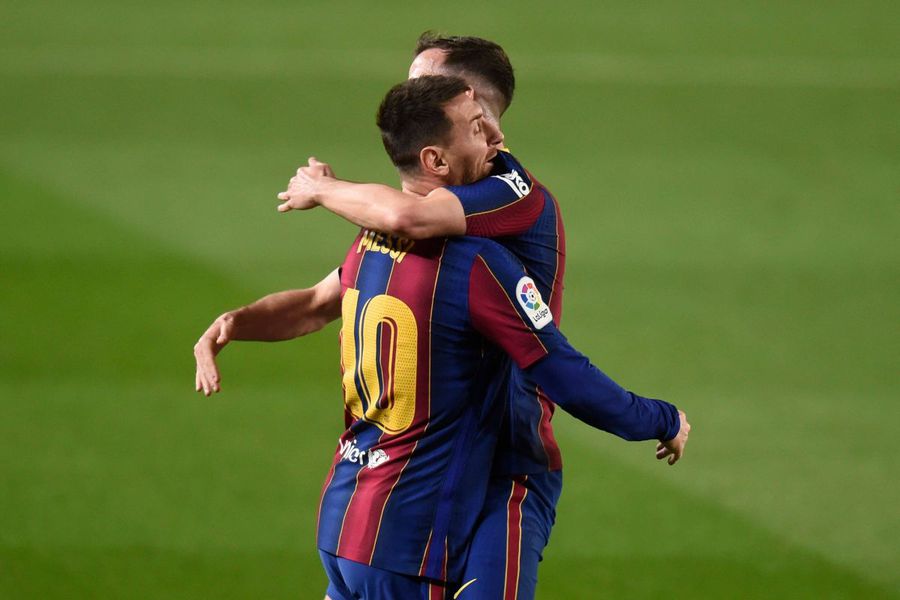 Miralem Pjanic a fost coleg cu Leo Messi La Barcelona în sezonul 20202-2021, în care a jucat 30 de partide / Foto: Imago Fostul elev al lui Olăroiu, despre cât l-a costat cel mai scump cartonaș roșu: „Regula era fiecăruia un cadou!”