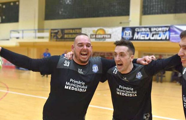 Un handbalist român ia cu asalt internetul. VIRAL pe facebook cu maneaua „Izoleta": „Așa sunt zilele mele, nu mai pot să ies la bere!"