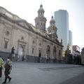 Soldați patrulând printr-un Santiago de Chile pustiu Foto Hepta